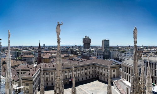 Immagine con statue, guglie, milano, panorama, piazza, cielo, duomo, grattacieli, città