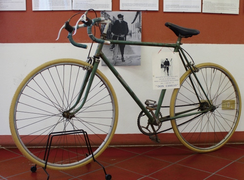 Immagine con ruote, bicicletta, raggi, pedali, catena, sella, manubrio, fotografia, bici, bianco, muro, sellino, corsa, foto