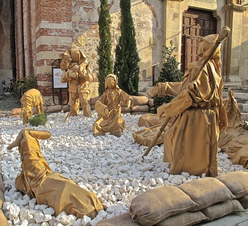 Immagine con presepe, sacchi, sassi, statue, alberi, pastore, pecore, natività, madonna, natale, pastori, pecora, giuseppe, pietre, cipressi, bastone, ghiaia, chiesa