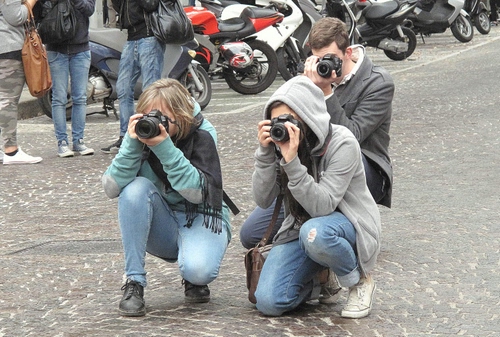 Immagine con fotografi, tre, moto, strada, fotografare, jeans, borse, inginocchiati, motociclette, persone, cappuccio