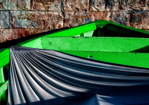 Immagine con barca, verde, muro, telo, nero, grigio, legno