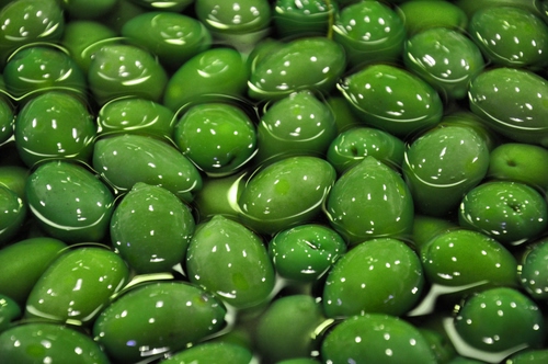 Immagine con olive, verde, acqua, verdi, salamoia, riflessi, liquido, cibo