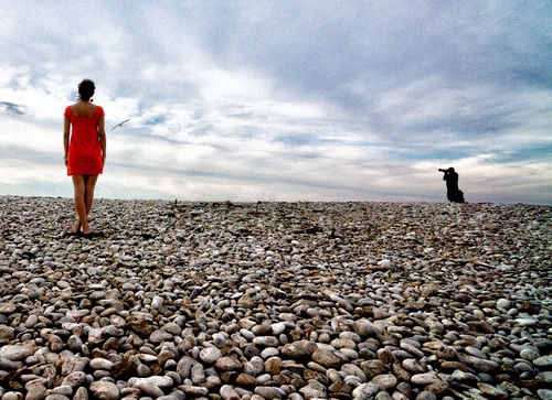 Immagine con rosso, sassi, fotografo, cielo, modella, donna, ragazza