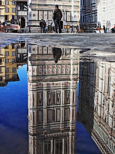 Immagine con riflesso, pozzanghera, campanile, firenze, acqua, passanti, piazza, giotto, riflessi, pozza, uomo, persone, marmo, cielo, torre