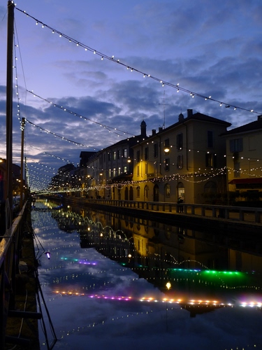 Immagine con luci, canale, riflessi, case, notturno, acqua, fiume, colori, milano, riflesso, luminarie, sera, palazzi