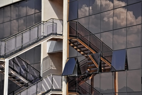 Immagine con scale, nuvole, riflesso, vetri, vetrate, palazzo, finestre, riflessi, ringhiera, vetro