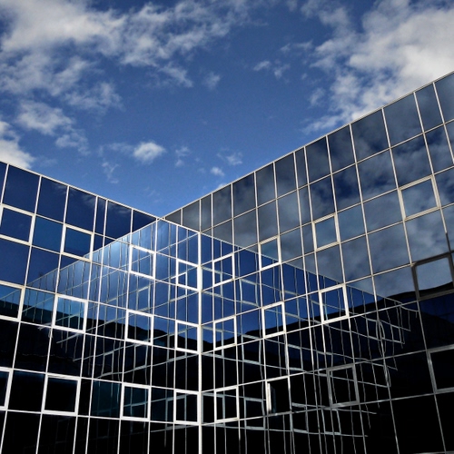 Immagine con nuvole, cielo, vetri, finestre, riflessi, palazzi, riflesso, vetro, azzurro, grattacielo, geometria