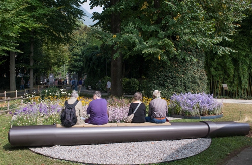 Immagine con quattro, fiori, alberi, persone, panchina, giardino, parco, verde, viola, aiuola, tubo, panchine, staccionata, piante