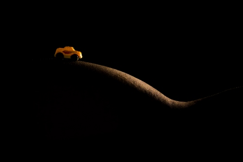 Immagine con nero, giallo, curve, macchinina, luce, modellino, giocattolo, auto, donna, profilo, curva, corpo, buio, macchina