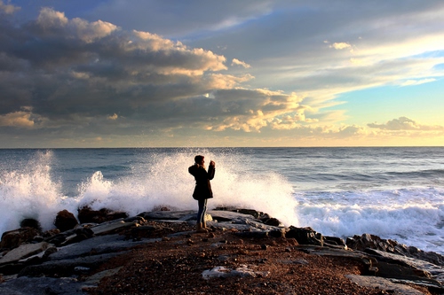 Immagine con mare, nuvole, onde, fotografo, fotografa, scogli, onda, spruzzi, cielo, persona