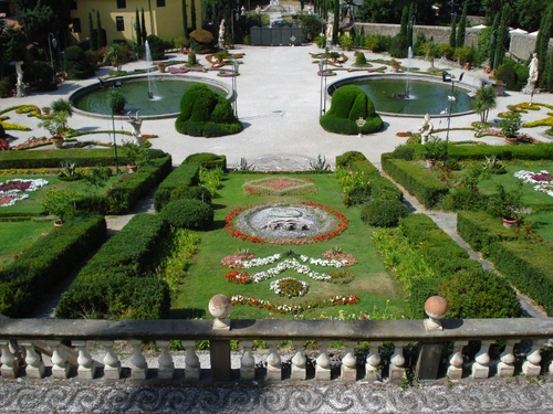 Immagine con aiuole, fontane, fiori, giardino, verde, siepi, piante