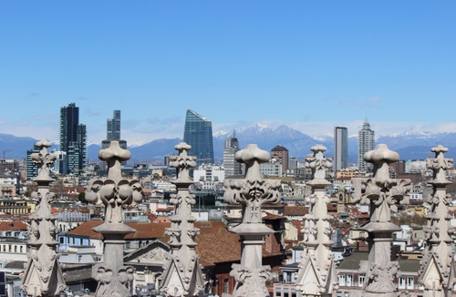 Immagine con grattacieli, montagne, tetti, cielo, guglie, panorama, città, milano, edifici, pinnacoli, neve, case