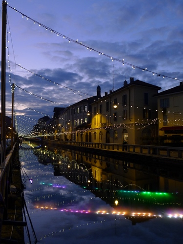 Immagine con luci, fiume, riflesso, notturno, acqua, palazzi, luminarie, natale, colori, riflessi, naviglio, milano