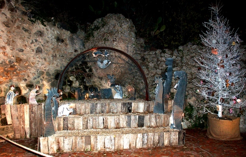 Immagine con presepe, albero, natale, stella, muro, statuine, notturno