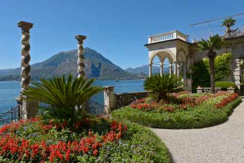 Immagine con fiori, colonne, acqua, lago, giardino, montagna, aiuole, palme, cielo, piante, mare, verde, villa, alberi, erba, archi, panorama