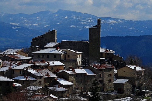 Immagine con torre, case, neve, montagne, montagna, paese, panorama, tetti, borgo