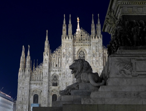 Immagine con duomo, leone, milano, guglie, notte, blu, monumento, statua, chiesa, madonnina, notturno