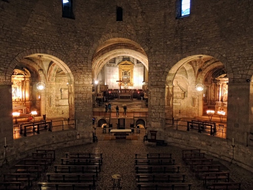 Immagine con chiesa, altare, banchi, navata, archi, panche, interno, cappelle, arcate, luci