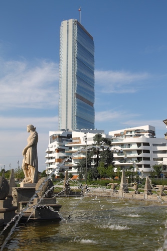 Immagine con grattacielo, statua, fontana, acqua, zampilli, cielo, palazzi