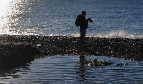 Immagine con mare, fotografo, controluce, acqua, spiaggia, riflesso, sassi