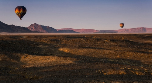 Immagine con mongolfiere, cielo, due, montagne, panorama, deserto, terra, ombre, palloni