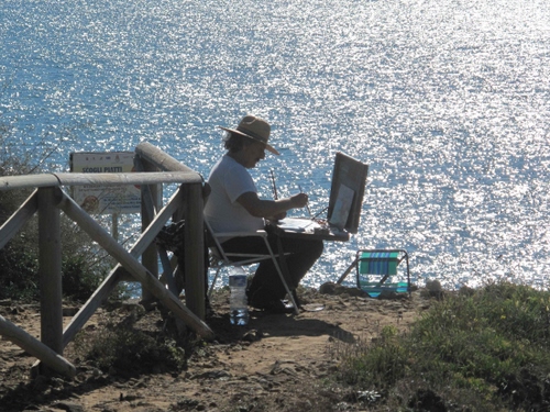 Immagine con pittore, mare, staccionata, cappello, acqua, uomo, luccichio, artista, sedia