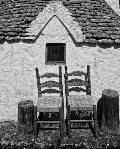 Immagine con sedie, finestra, due, bianconero, trullo, tronchi, casa, tetto, ceppi