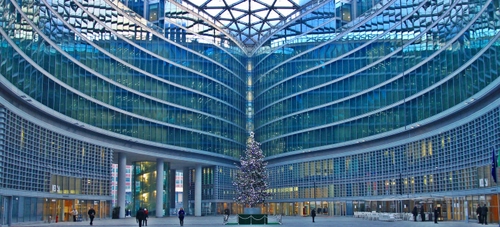 Immagine con albero, natale, vetri, blu, colonne, vetrate, palazzo, geometria, finestre, vetro