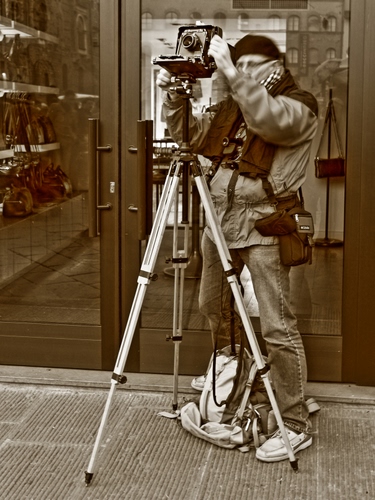 Immagine con fotografo, cavalletto, vetrina, seppia, negozio, zaino, bianconero, bianco, attrezzatura