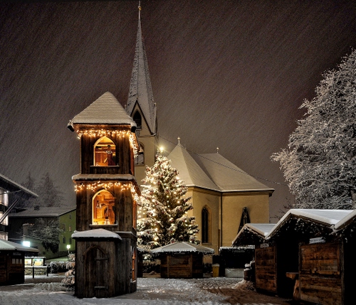 Immagine con neve, chiesa, natale, campanile, albero, luci, chiesetta, inverno, sera