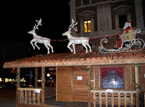 Immagine con slitta, natale, renne, tetto, finestre, babbo, bianco, notte, casa, luci, ringhiera, finestra, legno