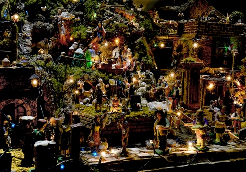 Immagine con presepe, luci, statuine, natale, muschio, personaggi, magi, pastori, pecore, presepio, angeli, statue