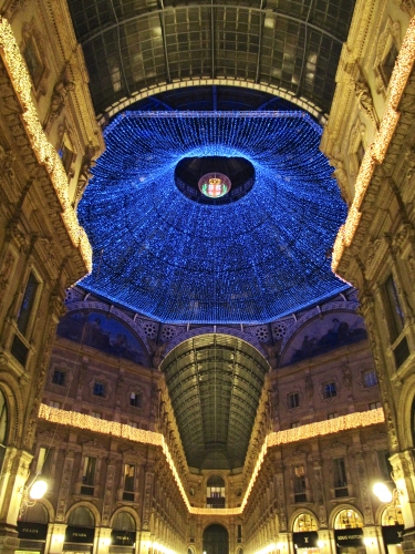 Immagine con galleria, luci, blu, cupola, milano, stemma, archi, soffitto, azzurro, finestre, prospettiva