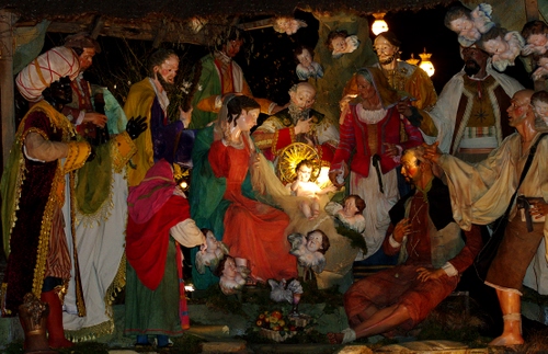 Immagine con presepe, natale, magi, angeli, gesù, statue, luci, personaggi