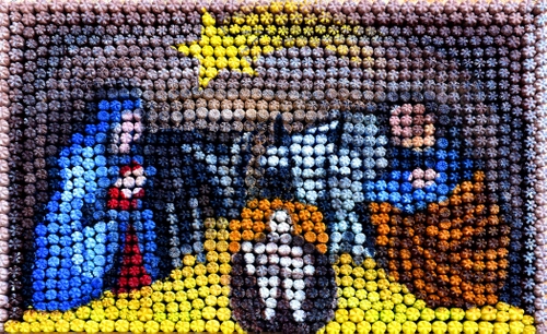 Immagine con presepe, stella, natività, cometa, bambino, natale, giallo, mosaico, colori, bottiglie