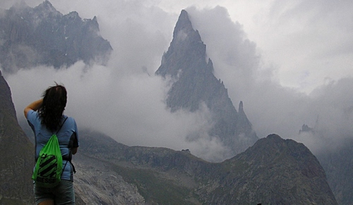 Immagine con montagne, nuvole, zaino, fotografa, nebbia, donna, vette, cime