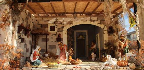 Immagine con presepe, pecore, madonna, arco, pastore, zucca, zampognaro, capanna, giuseppe, presepio, oche, natale, gesù, tettoia, portico, statue, famiglia, animali