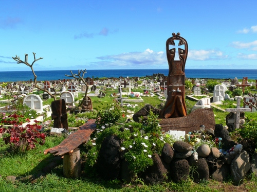 Immagine con cimitero, mare, tombe, fiori, croci, lapidi, croce, sassi, panchina, verde, cielo