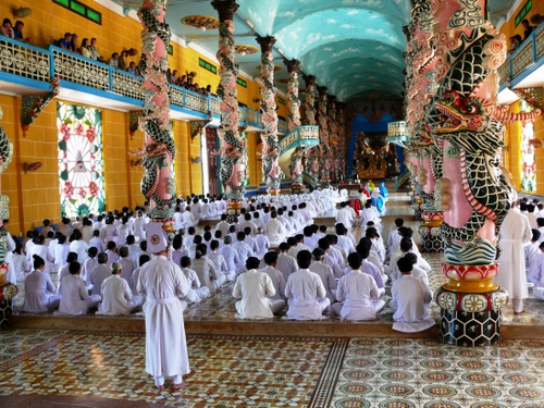 Immagine con bianco, colonne, preghiera, persone, devozione, archi, tanti, verde, pavimento, colori, giallo, draghi