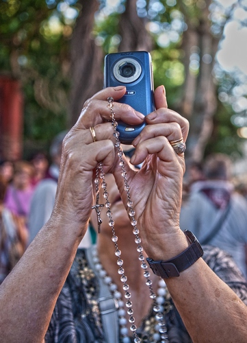 Immagine con rosario, mani, orologio, anelli, fotocamera, corona, fotografa, croce, fotografi, cellulare