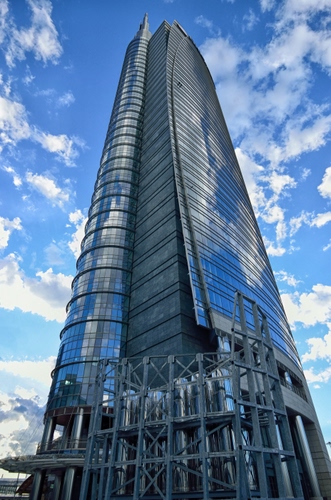 Immagine con grattacielo, nuvole, cielo, finestre, vetro, vetri, riflesso