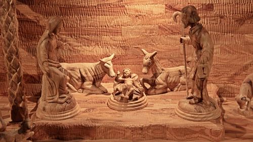 Immagine con presepe, madonna, natività, legno, gesù, natale, statue, bue, presepio, asinello, famiglia, bambino, animali