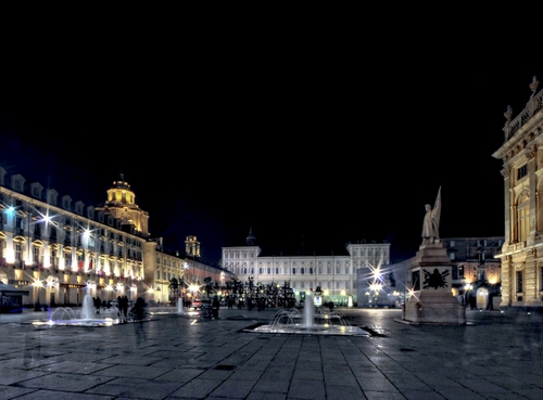 Immagine con piazza, fontane, notte, notturno, torino, luci, palazzi, monumento, statua, fontana