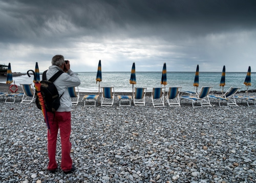 Immagine con mare, fotografo, ombrelloni, sdraio, spiaggia, nuvole, cielo, sassi, rosso