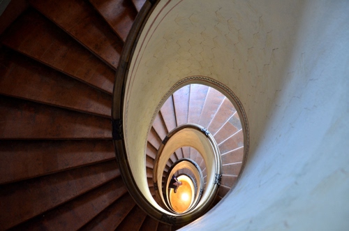 Immagine con spirale, chiocciola, scala, gradini, scale, scalini, fotografo, geometrie, persona