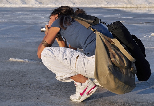 Immagine con scarpe, borse, fotografa, fotocamera, bianco, pantaloni, fotografo, zaino, neve, ragazza, donna, acqua, strada, azzurro, rosso, maglietta