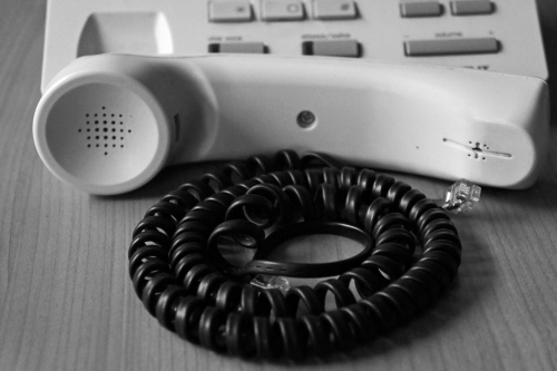 Immagine con telefono, filo, cornetta, tasti, spirale, nero, bianconero, bianco