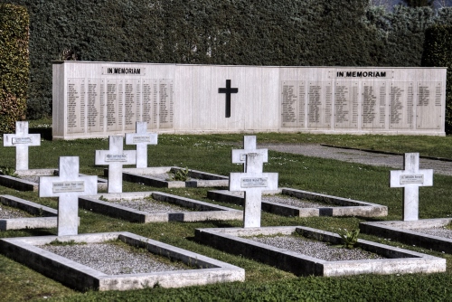 Immagine con cimitero, croci, tombe, scritte, erba, prato, bianco, lapidi, verde