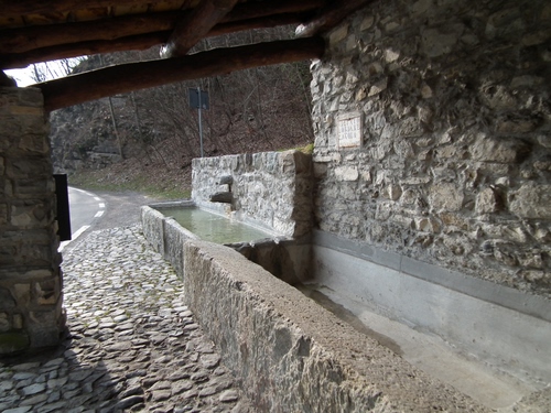 Immagine con acqua, lavatoio, pietra, vasca, pietre, fontana, strada, sassi, vasche, coperto, alberi