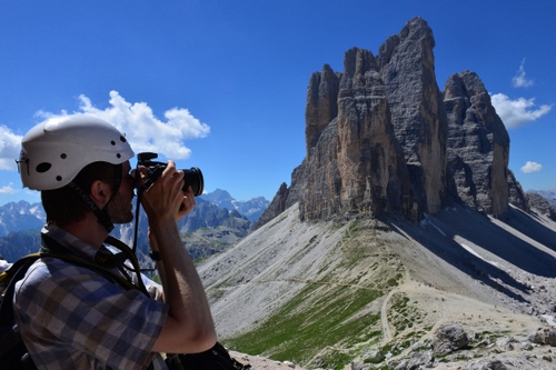 Immagine con casco, fotografo, montagna, montagne, uomo, cime, roccia, vette, dolomiti